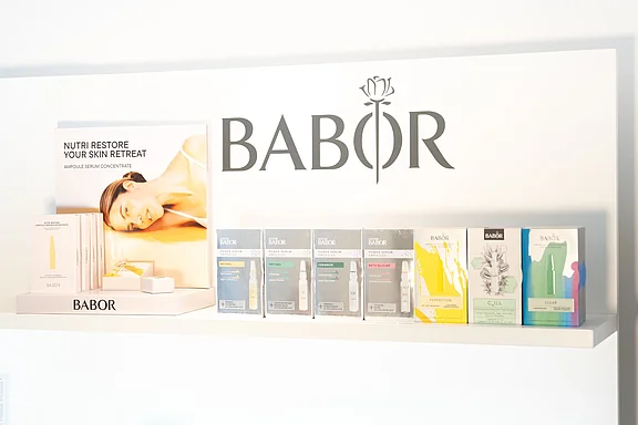 Babor Produkte auf einem Ragal